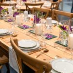 Location de mobilier pour vos événements sur Bordeaux avec la table en bois naturel pour des réceptions conviviales